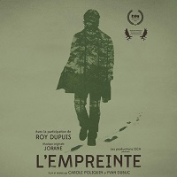Affichette officielle à partir de l'affiche du film : ombre verdâtre d'un homme portant un manteau d'été. À travers lui on discerne une forêt.